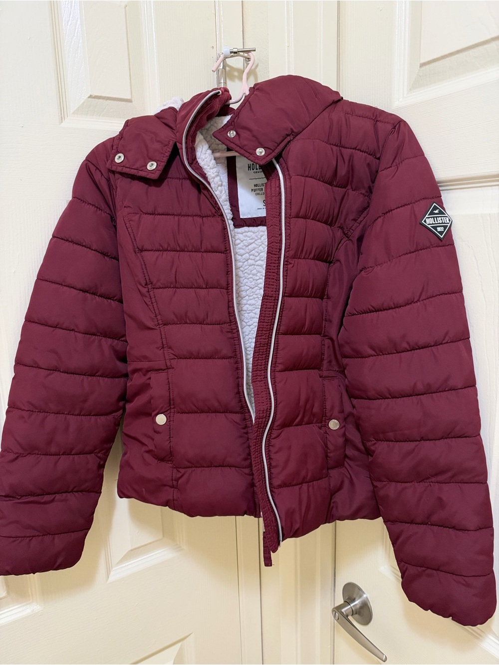Hollister Women's Maroon Quilted Puffer Jacket with Sherpa Lining